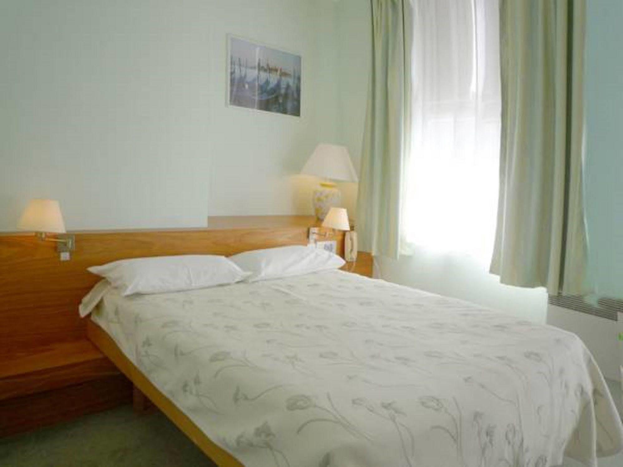 Hotel & Restaurant Le Cardinal Poix-de-Picardie Экстерьер фото